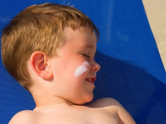 Παιδί & έκθεση στον ήλιο: Ποια είναι τα κατάλληλα μέτρα προστασίας ανάλογα με την ηλικία του;