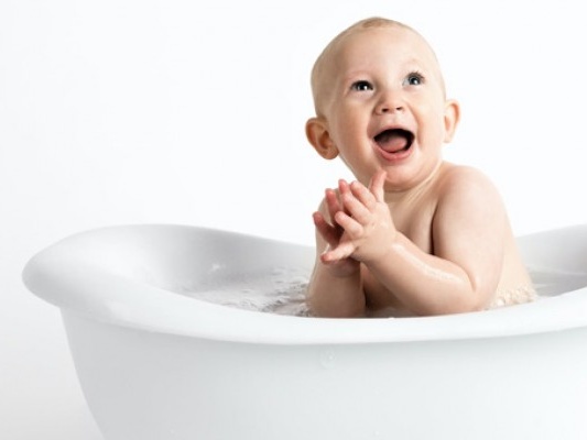 Πότε έρχεται η στιγμή που το παιδί κάνει μόνο του μπάνιο;