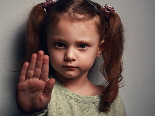 Παιδική κακοποίηση: Δεν αρκεί μόνο η συγκίνηση