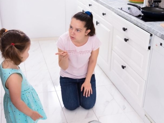 Πώς θα κάνω το παιδί μου να με ακούει χωρίς να επαναλαμβάνω κάτι πολλές φορές;