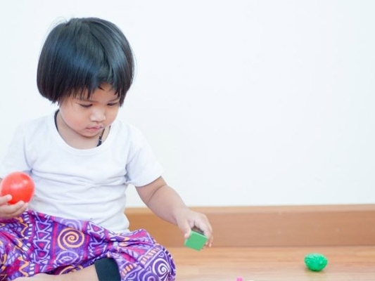 Γιατί τα μικρά παιδιά έχουν την τάση για «επανάληψη» όταν παίζουν;