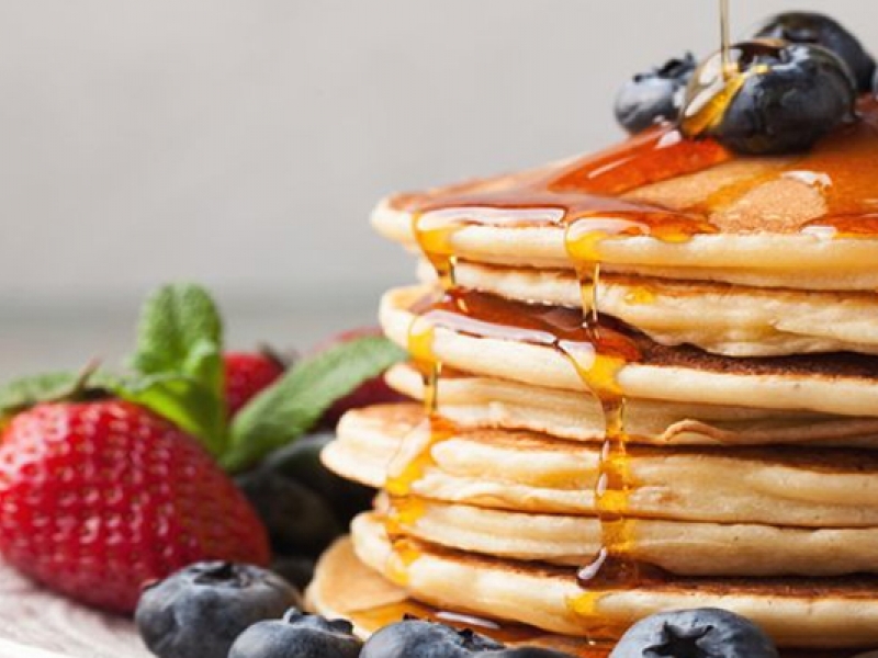 Pancakes καρότου με σιρόπι σφενδάμου και ξηρούς καρπούς